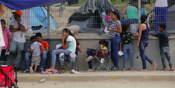 Migrantes reclaman servicios básicos en campamentos de frontera México-EE.UU.