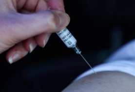 Reino Unido planea infectar a voluntarios con COVID-19 para probar vacunas