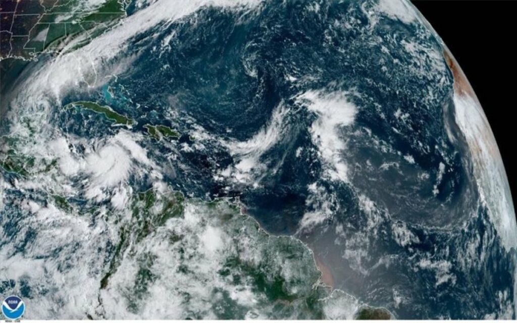 Delta se convierte en huracán en el Caribe rumbo a México