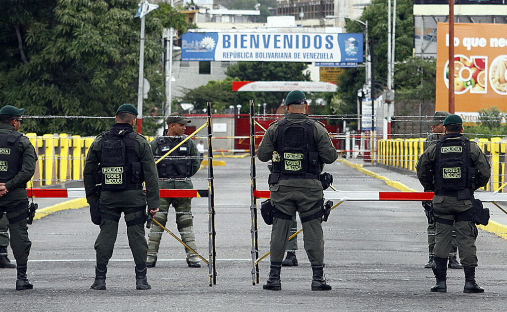 La crisis venezolana pone al borde del colapso la frontera con Colombia