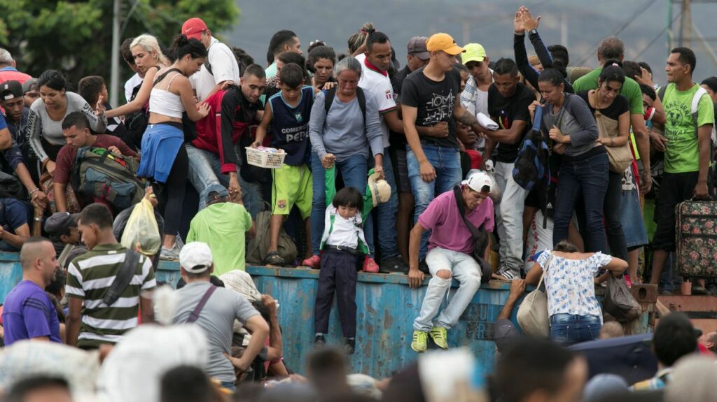 La oposición denuncia trato de policías a venezolanos que huyen del país a pie