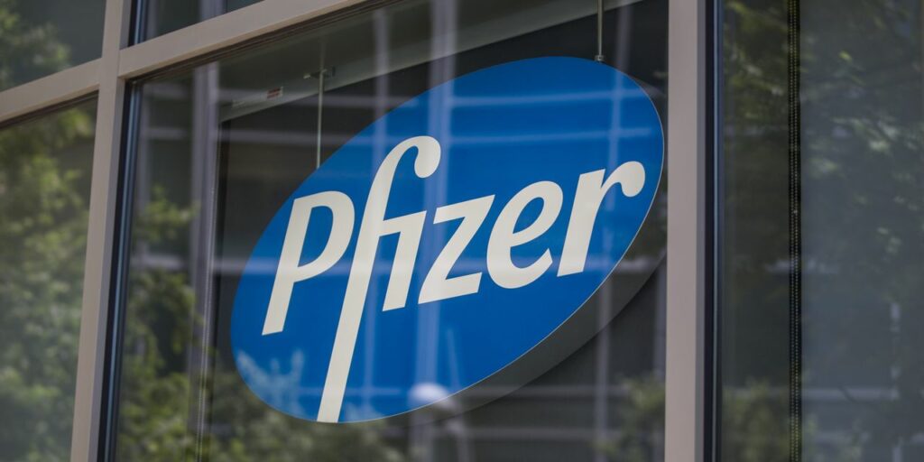Pfizer asegura que la política no afectará el desarrollo de la vacuna