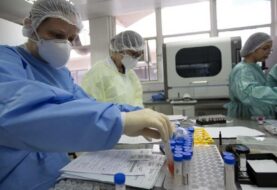 Sillas vacías recuerdan a personal sanitario muerto por pandemia en Colombia