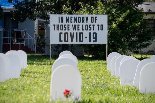 Presentan memorial en parque de Miami por las víctimas del COVID-19