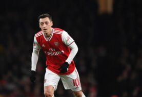 Özil acusa al Arsenal de “desleal”