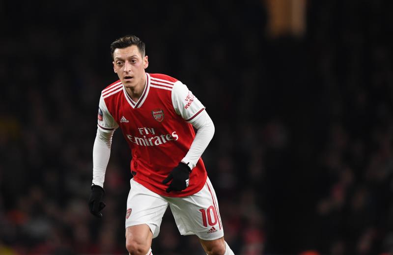 Özil acusa al Arsenal de “desleal”