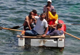 Seis inmigrantes cubanos llegan en una embarcación a los Cayos de Florida