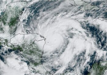 El NHC advierte que el ojo de Eta aún no ha llegado a la costa de Nicaragua