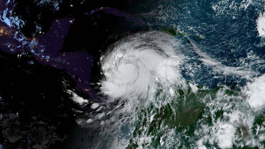 Poderoso huracán Iota pierde fuerza tras causar graves daños en Nicaragua