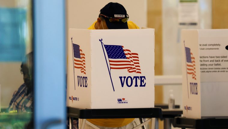 El voto por anticipado alcanza récord y supera los 100 millones en EEUU