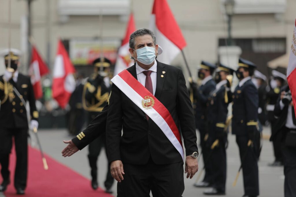 En Perú Merino no encuentra la «ancha base» donde asentar su Gobierno