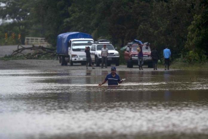 Eta se debilita a tormenta tropical pero sigue sobre Centroamérica
