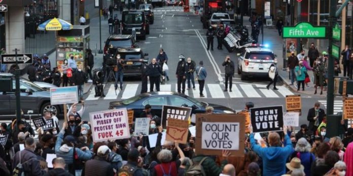 Protestas en Nueva York contra los intentos de Trump de frenar escrutinio