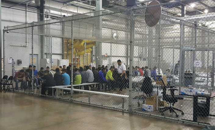 EEUU cierra un centro en el que detuvo en jaulas a niños migrantes