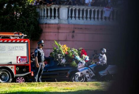 Restos de Maradona llegan al cementerio para el último adiós
