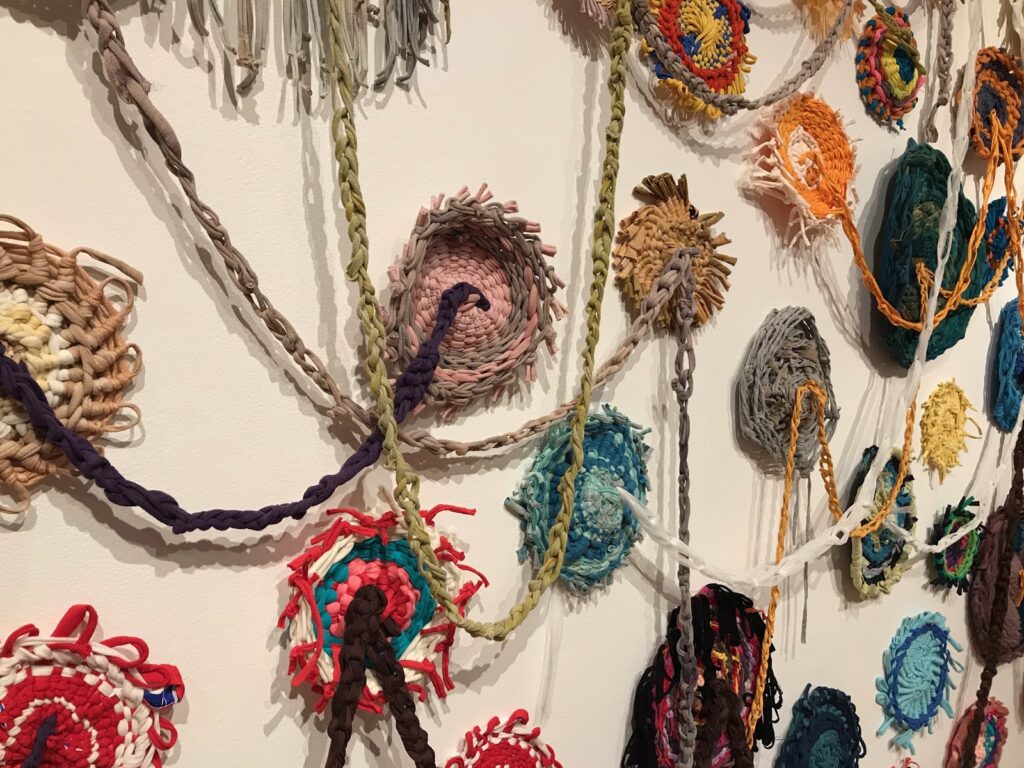 Artistas textiles «tiran del hilo» en Miami para resistir a la pandemia