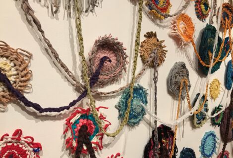 Artistas textiles "tiran del hilo" en Miami para resistir a la pandemia