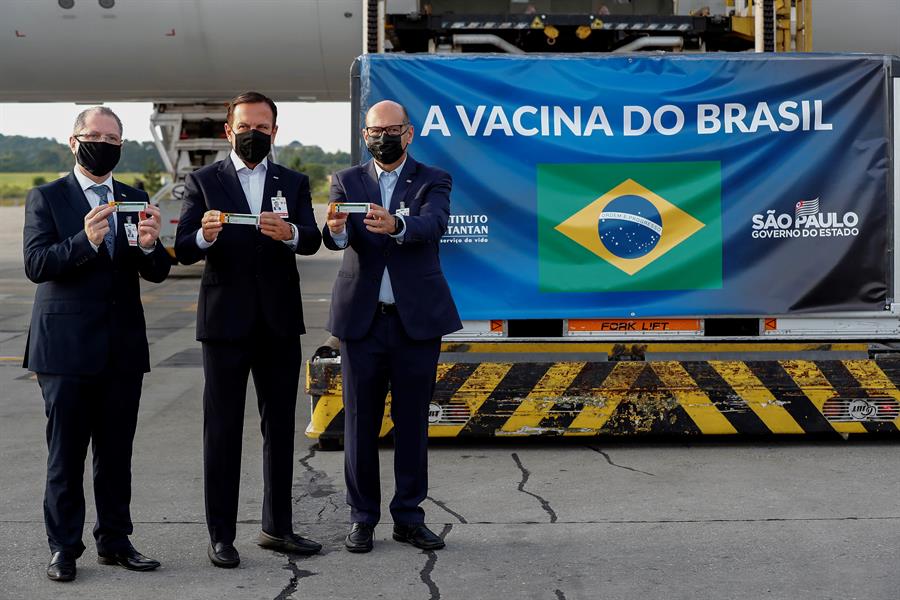 Brasil recibe material para preparar un millón de dosis de la vacuna china