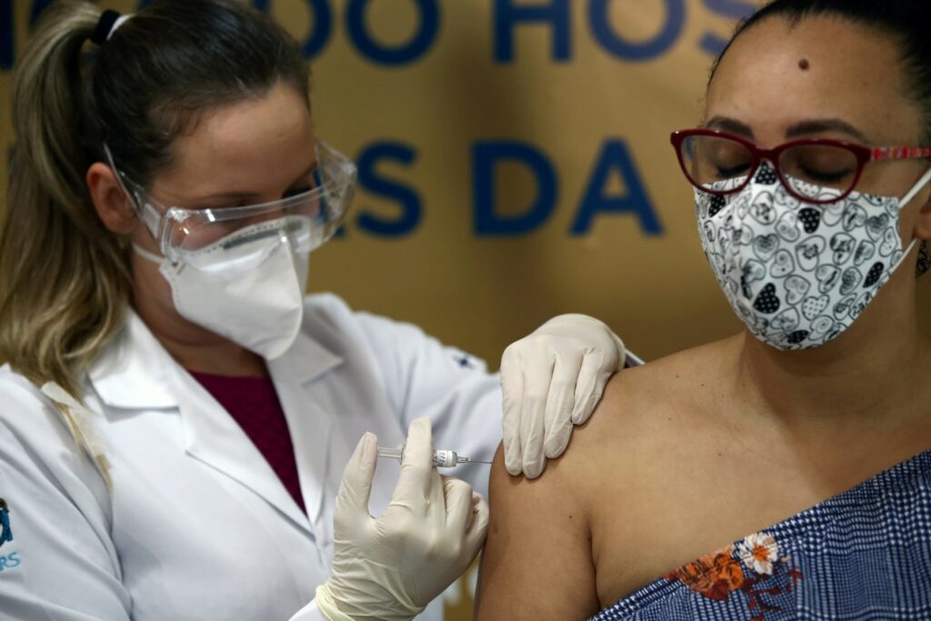 Brasil ultima compra de 70 millones de dosis de vacuna de Pfizer contra covid