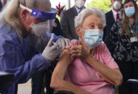 Florida lleva vacuna a residencias geriátricas en pleno auge del covid-19