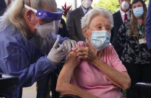 Florida lleva vacuna a residencias geriátricas en pleno auge del covid-19