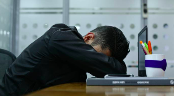 Conciliar tarde el sueño causa más desgaste congnitivo en la mediana edad