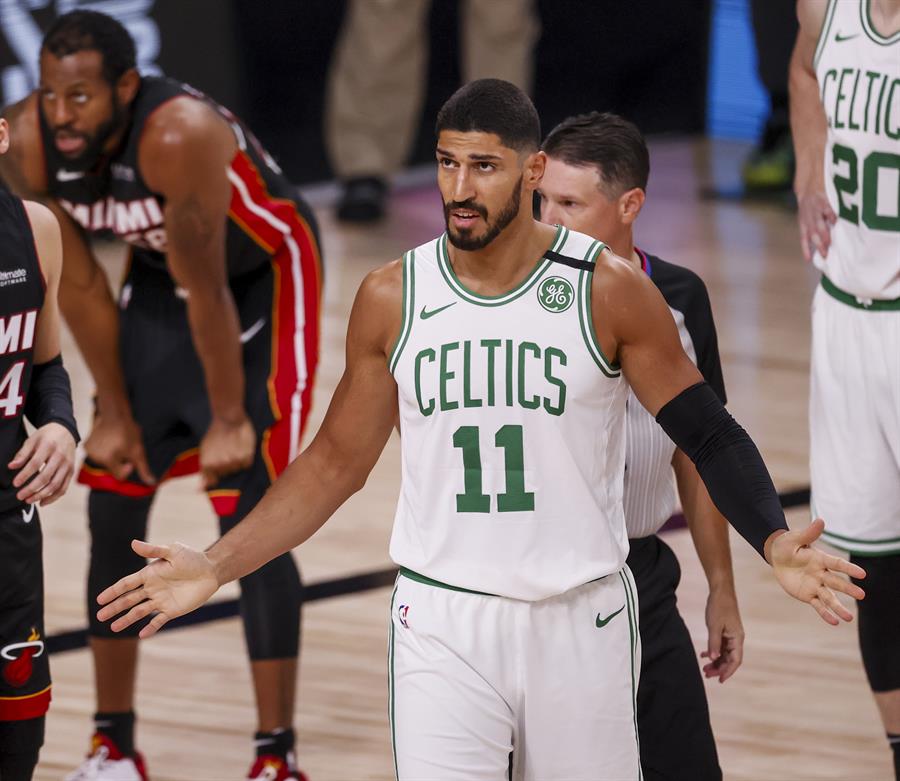 Celtics ganan duelo a los Bucks; primer partido suspendido por coronavirus