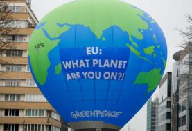 Greenpeace hace flotar un aerostático en protesta ante la UE