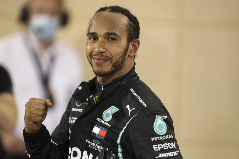 Lewis Hamilton es condecorado con el título de «caballero»