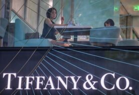 Los accionistas de Tiffany aprueban la oferta a un precio más bajo