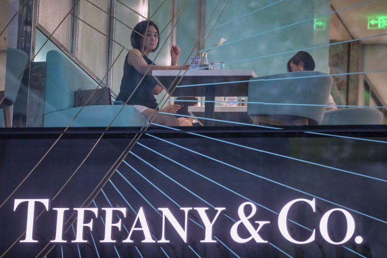 Los accionistas de Tiffany aprueban la oferta a un precio más bajo