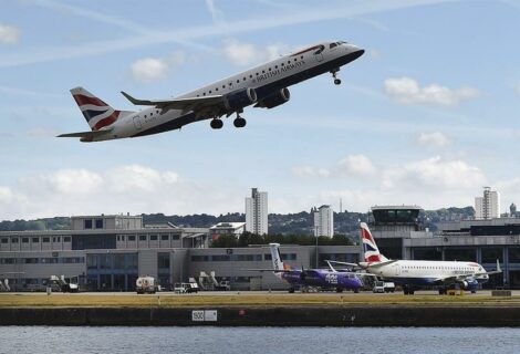 Nueva York pide a aerolíneas que vuelan desde Reino Unido hacer pruebas covid