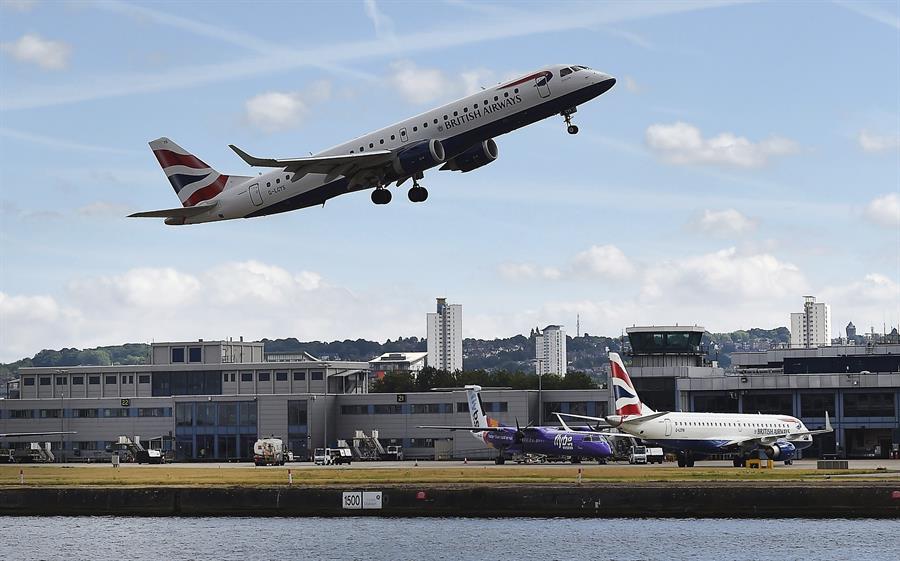 Nueva York pide a aerolíneas que vuelan desde Reino Unido hacer pruebas covid