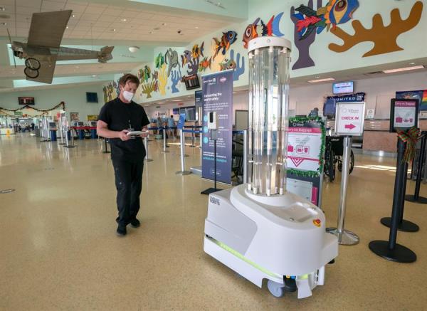 Aeropuerto de Cayo Hueso  estrena robot de desinfección contra el Covid-19