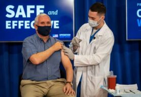 Mike Pence se pone en público la vacuna del covid-19 para generar confianza
