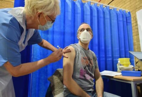 Reino Unido recomienda no vacunar contra el coronavirus a alérgicos severos