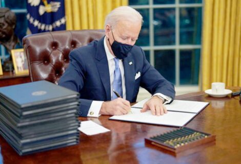 Biden elimina el "botón rojo" para recibir coca colas que puso Trump