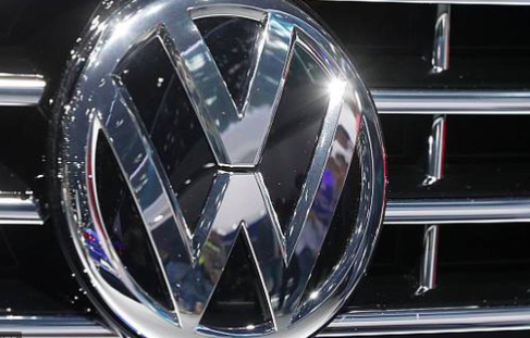 Volkswagen recortará más la producción por falta de semiconductores