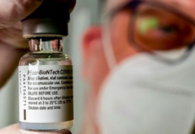 OMS anuncia acuerdo con Pfizer para distribuir vacunas en países pobres