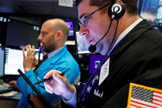 Wall Street cierra con claras bajadas y el Dow Jones se deja un 2,05 %