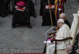 En el Vaticano vacunarán los dos papas