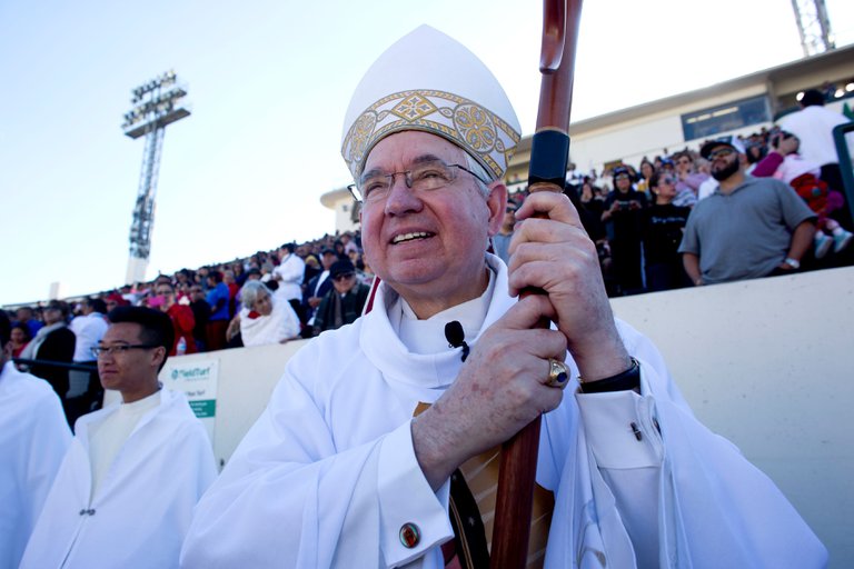 Arzobispo José Gómez alienta a Biden a sanar «intensas divisiones» políticas