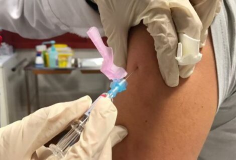 La EMA recomienda vacunar a pacientes con cáncer pese a la falta de datos
