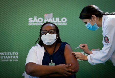 Ministerio cede a la presión de gobernadores y Brasil anticipa su vacunación