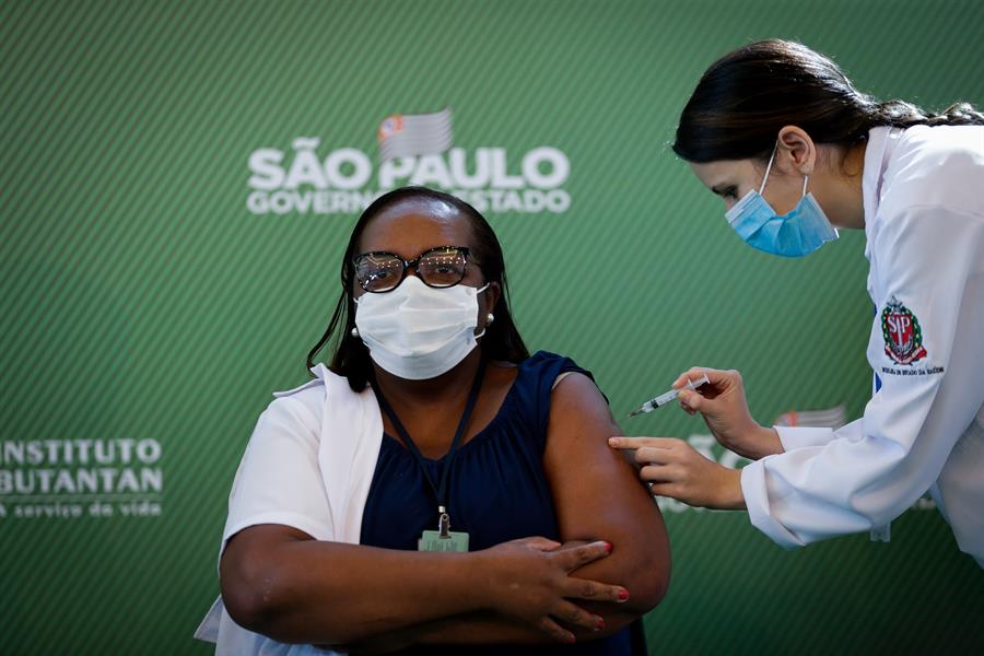 Ministerio cede a la presión de gobernadores y Brasil anticipa su vacunación