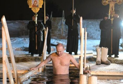 Putin se zambulle en agua helada en la Epifanía ortodoxa pese a la covid-19