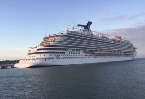 Carnival alarga la suspensión de viajes de sus barcos en EEUU y Europa