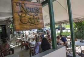 Cierra el histórico News Cafe de Miami Beach, favorito de Gianni Versace