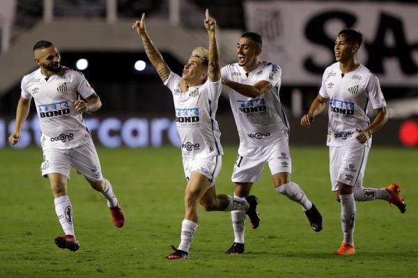 Santos golea a Boca y jugará final de la Libertadores ante Palmeiras