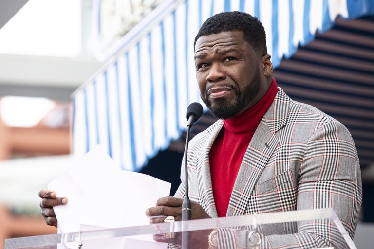 Alcalde critica a 50 Cent por su concierto con gente sin mascarillas